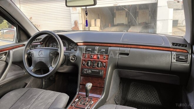 Mercedes E 220 2000, 303,000 km - 2.2 л - Bakı