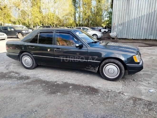 Mercedes E 220 1993, 352,646 km - 2.2 l - Qəbələ