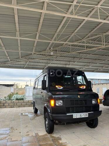 Mercedes 208 D 1993, 300,000 km - 2.9 l - Salyan