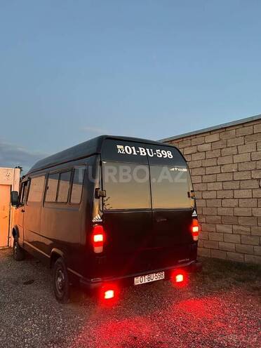 Mercedes 208 D 1993, 300,000 km - 2.9 l - Salyan
