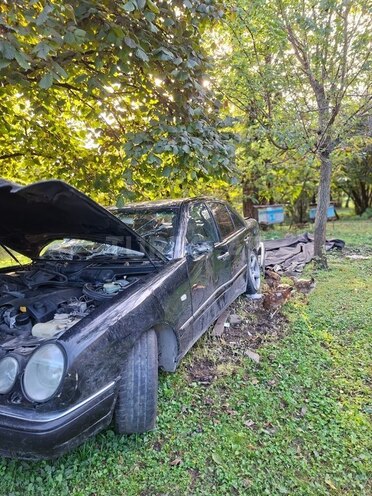 Mercedes E 280 1999, 450,000 km - 2.8 л - Zaqatala