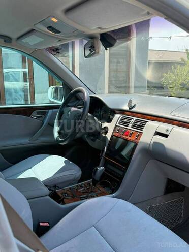Mercedes E 220 2000, 319,000 km - 2.2 l - Bakı