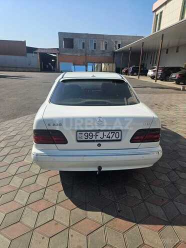 Mercedes E 220 2000, 319,000 km - 2.2 l - Bakı