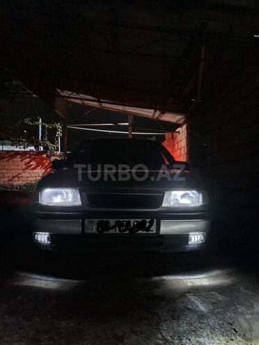 Opel Vectra 1990, 165,000 km - 1.8 l - Qax