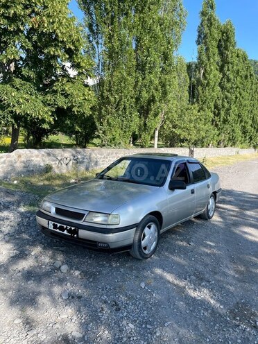 Opel Vectra 1990, 165,000 km - 1.8 l - Qax