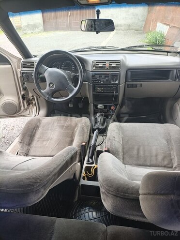 Opel Vectra 1990, 165,000 km - 1.8 l - Qax