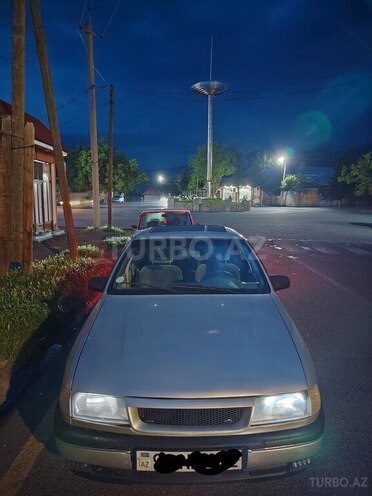 Opel Vectra 1990, 165,000 km - 1.8 l - Qax