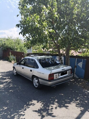 Opel Vectra 1990, 165,000 km - 1.8 l - Qax