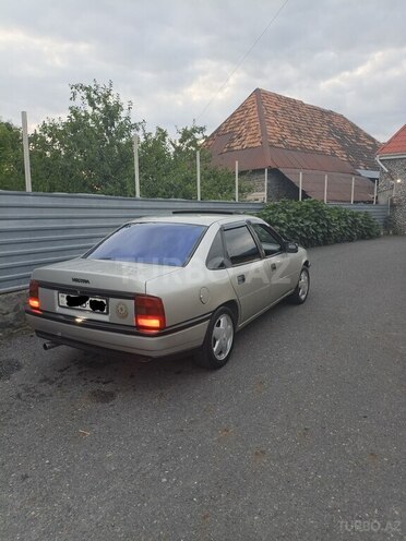 Opel Vectra 1990, 165,000 km - 1.8 l - Qax
