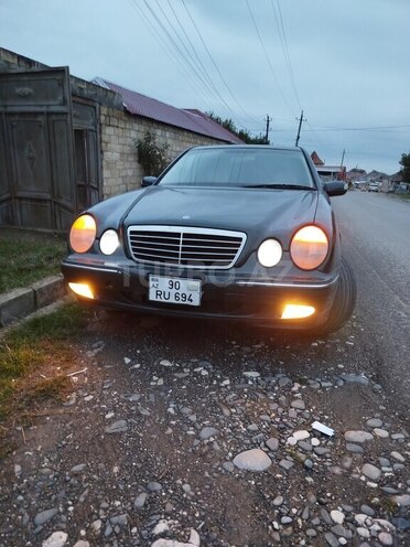 Mercedes E 320 2000, 444,000 km - 3.2 l - Quba