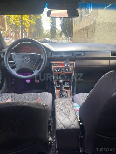 Mercedes E 200 1995, 558,528 km - 2.0 l - Qazax