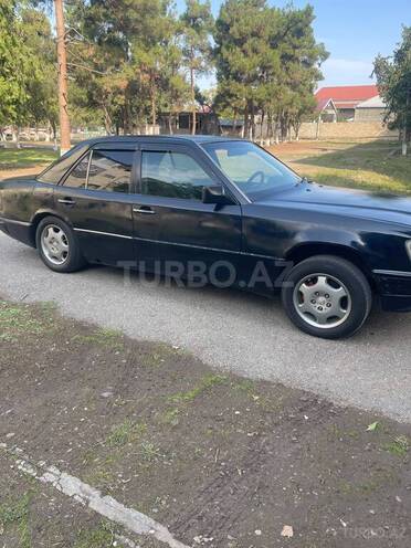 Mercedes E 200 1995, 558,528 km - 2.0 l - Qazax
