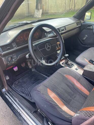Mercedes E 200 1995, 558,528 km - 2.0 l - Qazax
