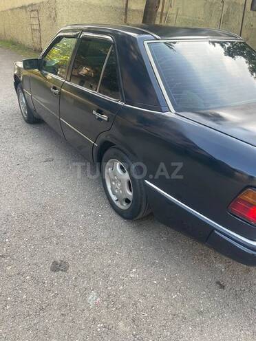 Mercedes E 200 1995, 558,528 km - 2.0 l - Qazax