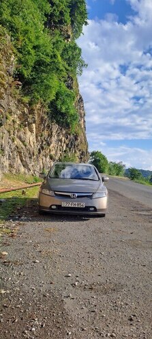Honda Civic 2008, 470,000 km - 1.3 л - Qax