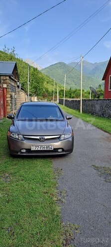 Honda Civic 2008, 470,000 km - 1.3 л - Qax