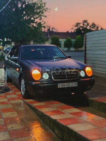 Mercedes E 220 1998, 702,095 km - 2.2 l - Bərdə