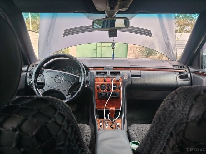 Mercedes E 220 1998, 702,095 km - 2.2 l - Bərdə