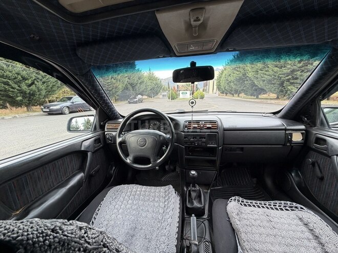 Opel Vectra 1993, 250,000 km - 1.8 л - Qax