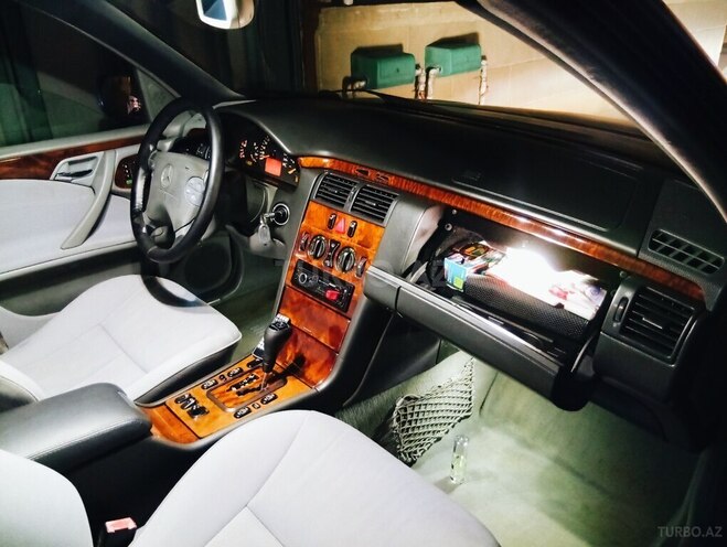 Mercedes E 220 1999, 257,000 km - 2.2 l - Bakı