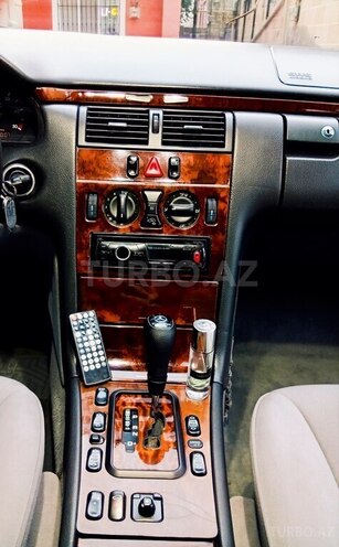 Mercedes E 220 1999, 257,000 km - 2.2 l - Bakı