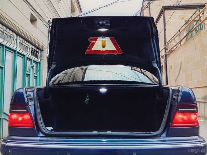 Mercedes E 220 1999, 257,000 km - 2.2 l - Bakı
