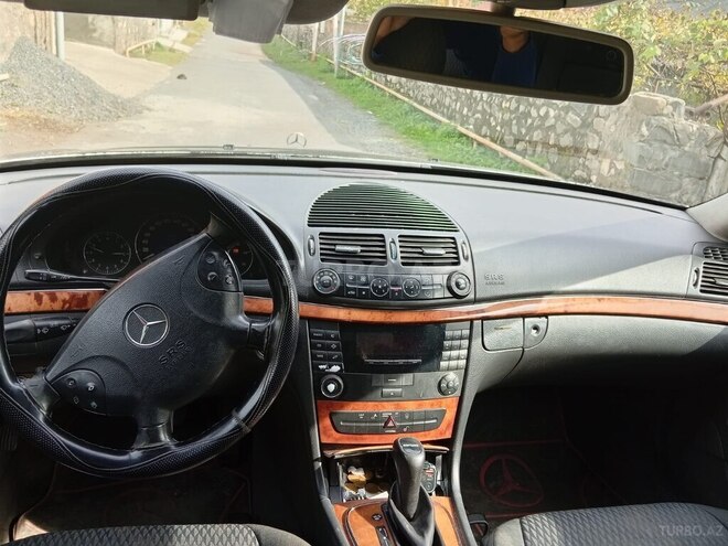 Mercedes E 220 2002, 499,000 km - 2.2 l - Qax
