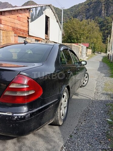Mercedes E 220 2002, 499,000 km - 2.2 l - Qax
