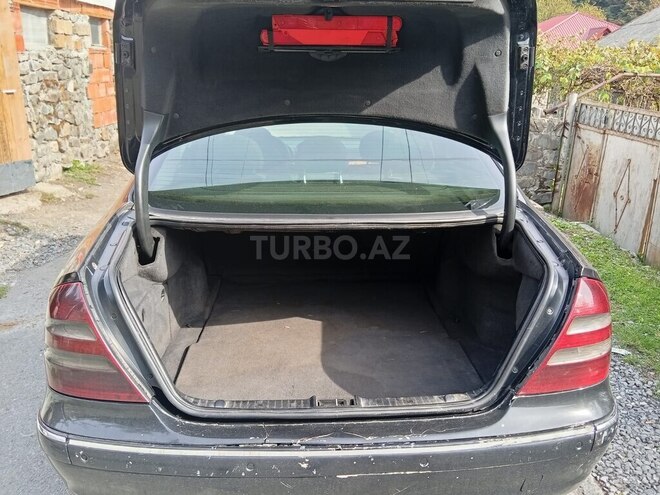 Mercedes E 220 2002, 499,000 km - 2.2 l - Qax