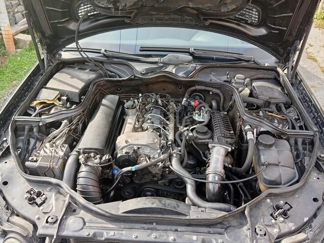 Mercedes E 220 2002, 499,000 km - 2.2 l - Qax