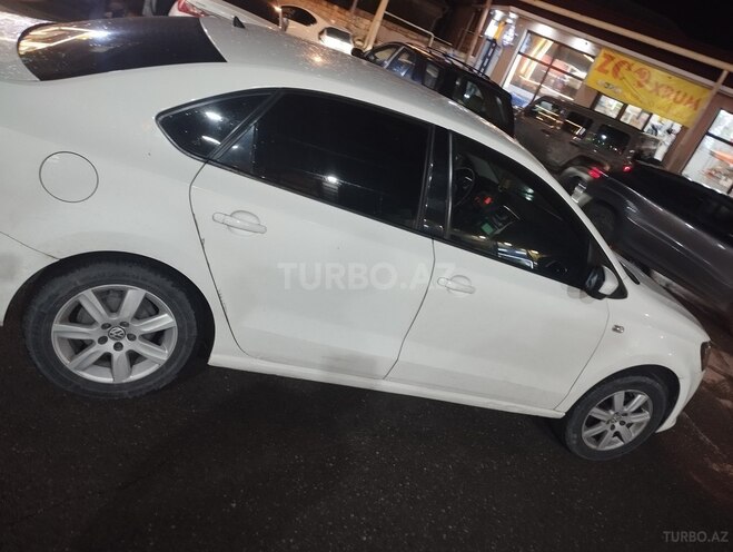 Volkswagen Polo 2013, 174,528 km - 1.6 l - Bakı