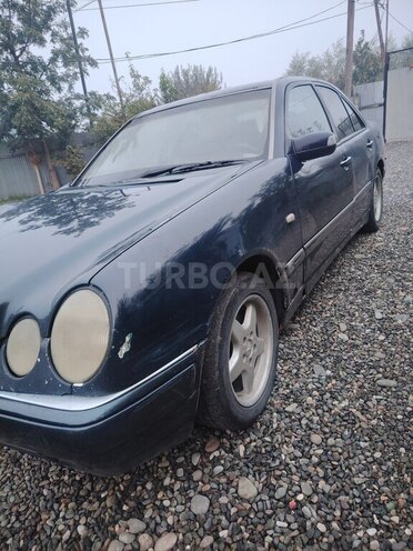 Mercedes E 220 1998, 99,900 km - 2.2 l - Füzuli