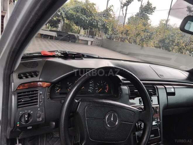 Mercedes E 220 1998, 400,000 km - 2.2 l - Qazax