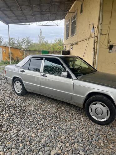 Mercedes 190 1993, 250,000 km - 2.0 l - Salyan