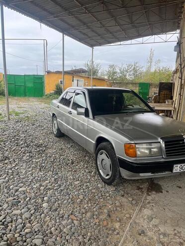 Mercedes 190 1993, 250,000 km - 2.0 l - Salyan