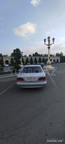 Mercedes E 240 2001, 254,749 km - 2.4 l - Naftalan