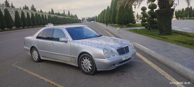 Mercedes E 240 2001, 254,749 km - 2.4 l - Naftalan