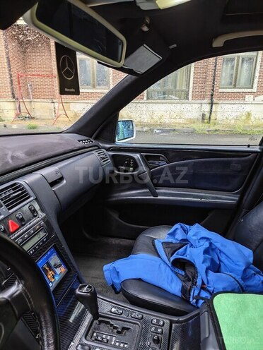 Mercedes E 280 1999, 300,200 km - 2.8 l - Zaqatala
