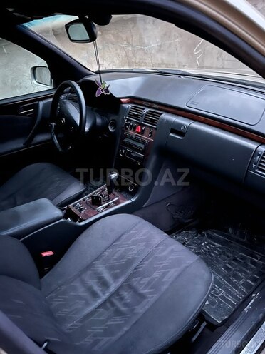 Mercedes E 220 2000, 310,000 km - 2.2 l - Bakı