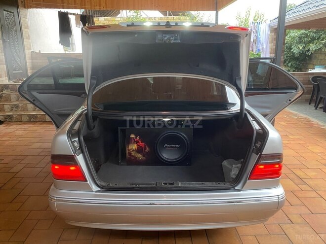 Mercedes E 240 2001, 258,000 km - 2.4 л - Xırdalan