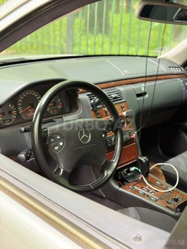 Mercedes E 220 2001, 402,000 km - 2.2 л - Astara