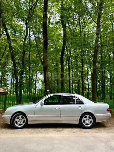 Mercedes E 220 2001, 402,000 km - 2.2 л - Astara