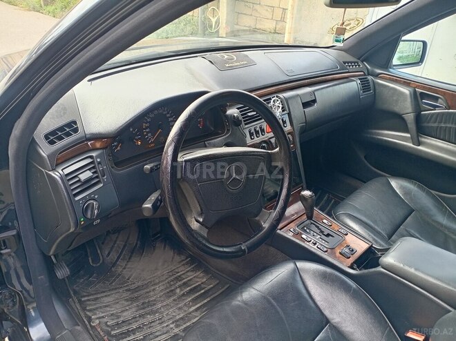 Mercedes E 240 1997, 360,000 km - 2.4 л - Xudat