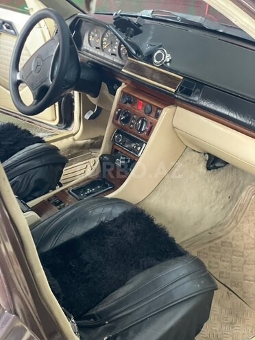 Mercedes E 220 1993, 214,588 km - 2.2 л - Bakı