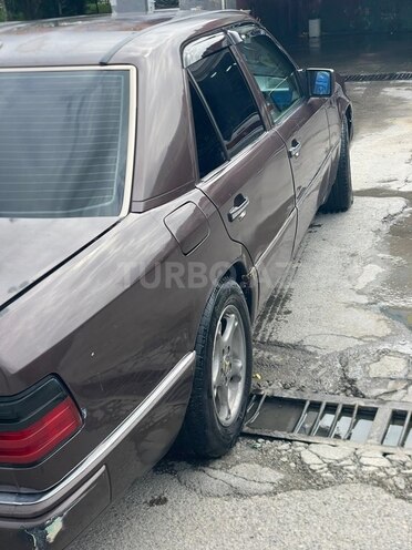 Mercedes E 220 1993, 214,588 km - 2.2 л - Bakı
