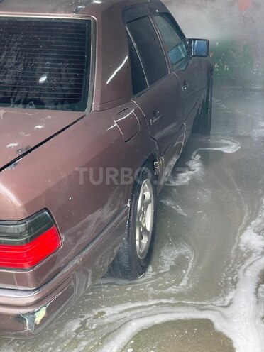 Mercedes E 220 1993, 214,588 km - 2.2 л - Bakı