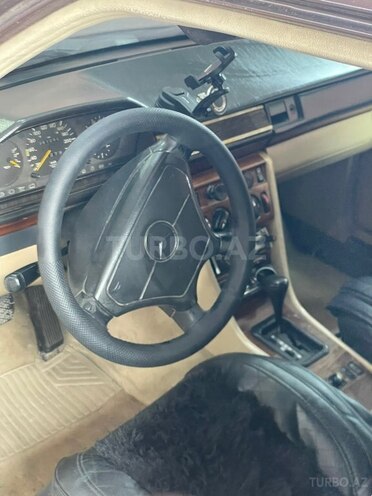Mercedes E 220 1993, 214,588 km - 2.2 л - Bakı