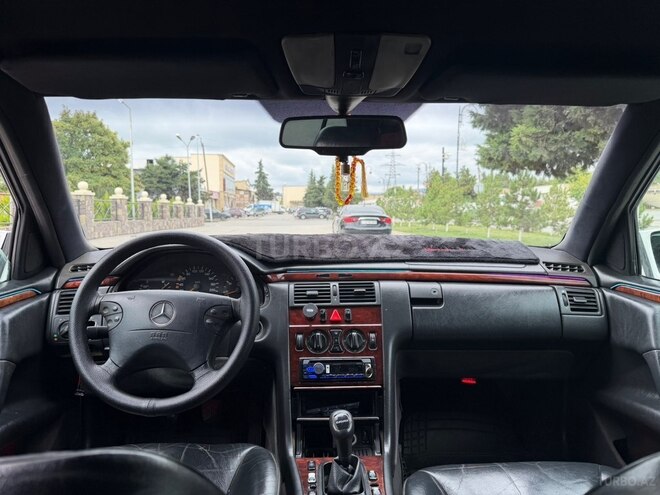 Mercedes E 220 1995, 500,000 km - 2.2 l - Quba