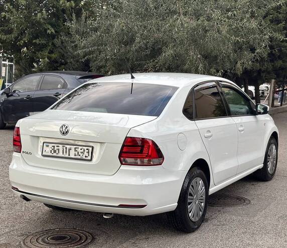 Volkswagen Polo 2018, 141,300 km - 1.6 л - Bakı