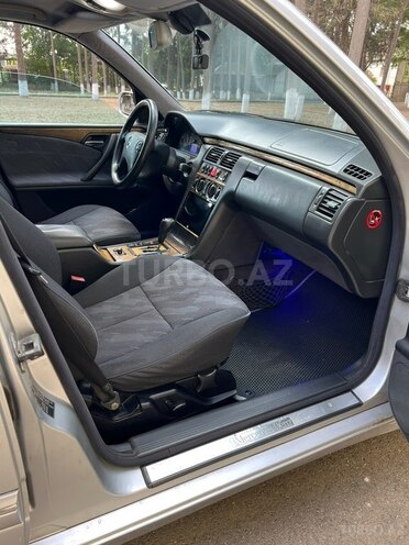 Mercedes E 200 1999, 445,454 km - 2.2 l - Biləsuvar